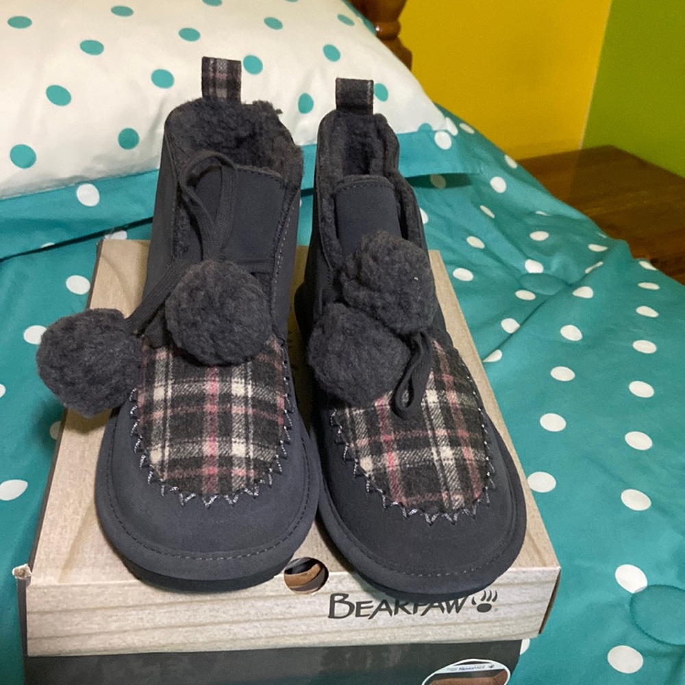 Bear paw bootie or slipper sz 8